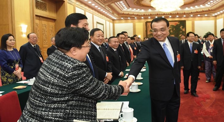 国务院总理李克强与张宝艳亲切握手
